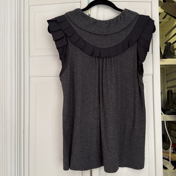 Cute grey ribbed sleeveless top with 4 jet button closure and black pleated edge - Picture 2 of 10